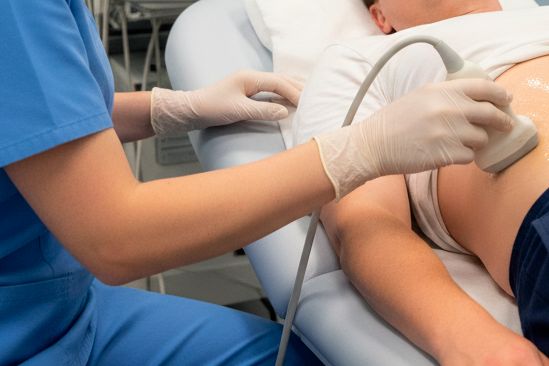 Мужчине делают узи Мужчина проходит обследование