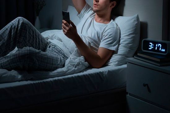 Мужчина лежит на кровати Мужчина не может уснуть