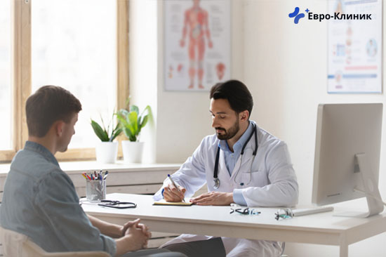 Лечение аменции Мужчина сидит на приему у врача