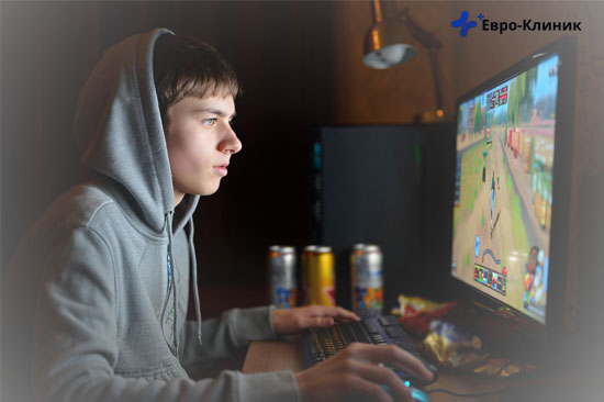 Лечение игромании у подростков  Подросток играет в игру