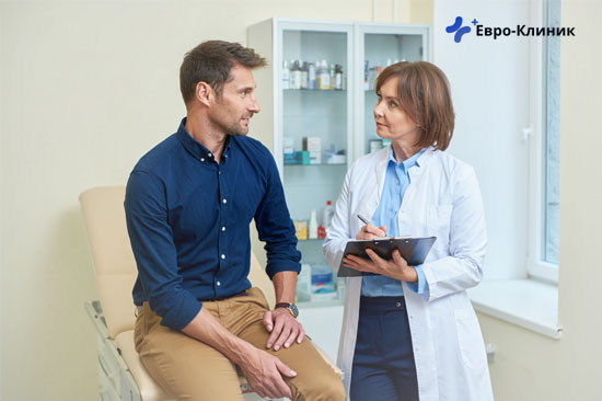 Лечение синдрома Туретта Мужчина сидит на приеме у врача